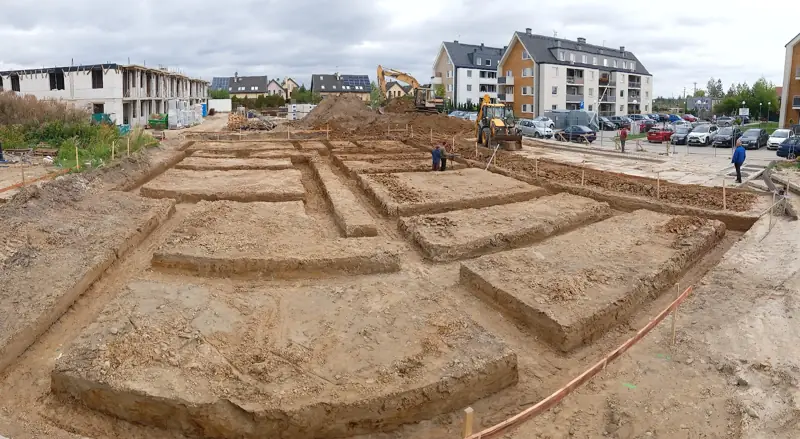 Wykopy pod ławy fundamentowe na budowie