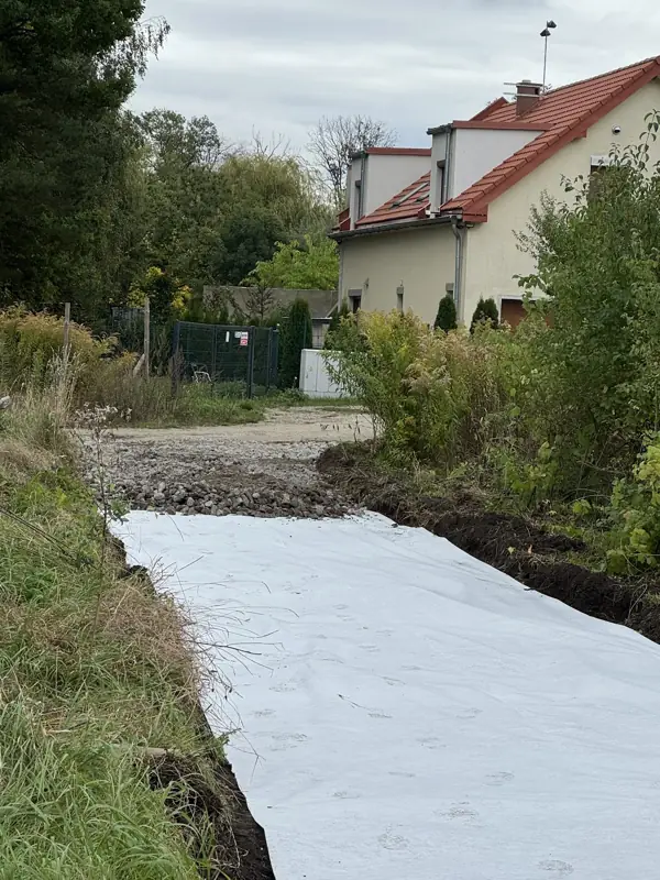 Rów odwadniający wyłożony geowłókniną