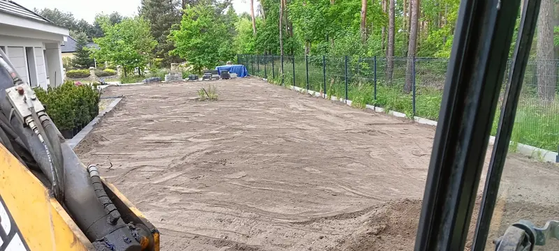 Działka wyrównana koparko-ładowarką